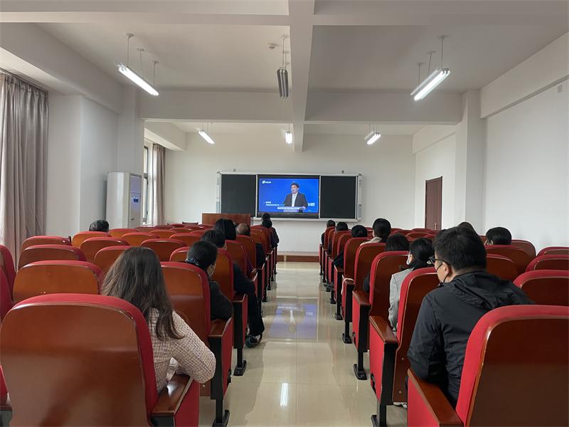 河南省工業(yè)和信息化高級技工學(xué)校組織觀看“十大戰(zhàn)略”云課堂第一期照片.jpg